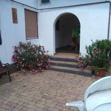 Balatoni Nyaraló Kerttel és Udvarral Nyaraló *